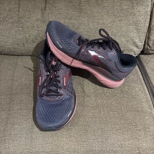Women’s Brooks Adrenaline GTS 21 Running Shoes - Size 9 D wide